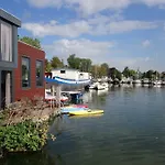 Houseboat Vliegenbos
